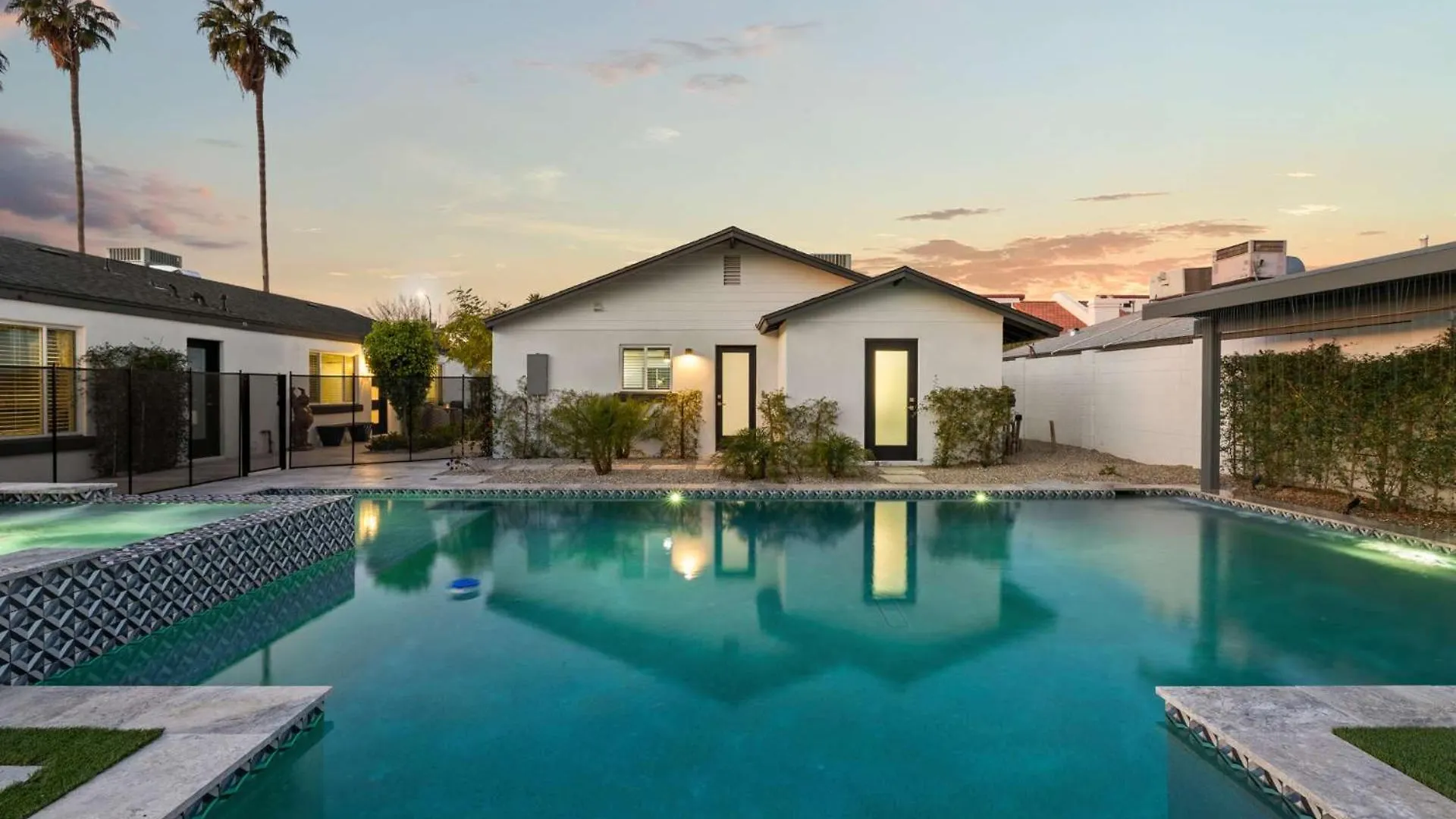 Montecito Luxe Home - 3-Villa Retreat With Pool Courtyard フェニックス